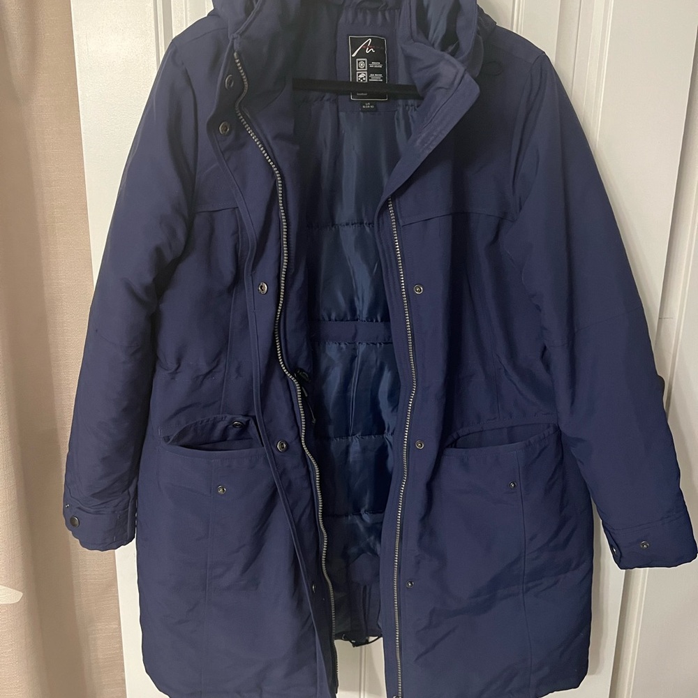 Navy  winter coat w/ removal Hood and double zipper. Size L